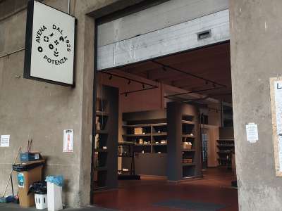 Una volta superato l�ingresso su cui si staglia l�insegna dell�azienda, ci ritroviamo davanti a dei pannelli con foto antiche e didascalie che raccontano l�epopea dell�attivit�